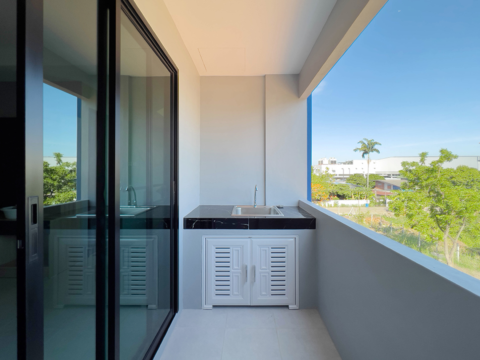 Toyatsu Residence Apartment with Balcony
